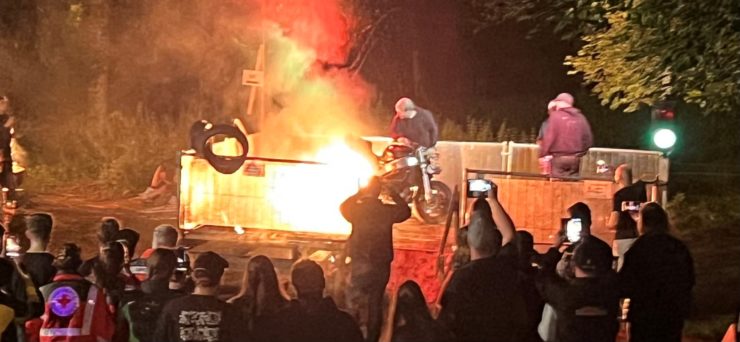 Motorrad mit brennendem Hinterreifen